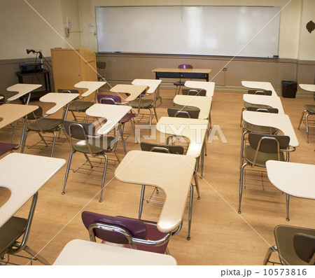 Empty classroom 10573816