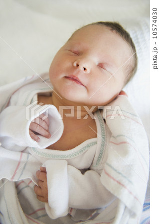 Newborn baby 10574030