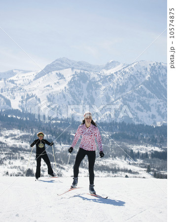 Women cross country skiing 10574875