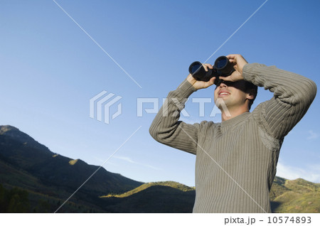 Man looking through binoculars, Utah, United States Man looking through binoculars, Utah, United States 10574893