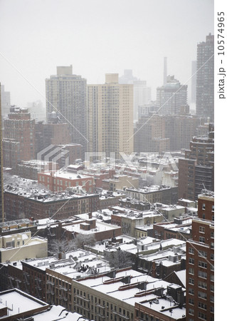 Cityscape in winter 10574965