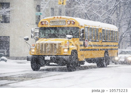 USA, New York City, school bus in blizzard 10575223