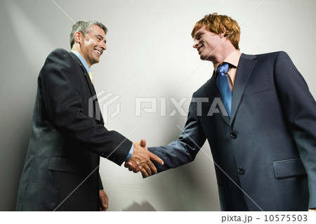 Businessmen shaking hands 10575503
