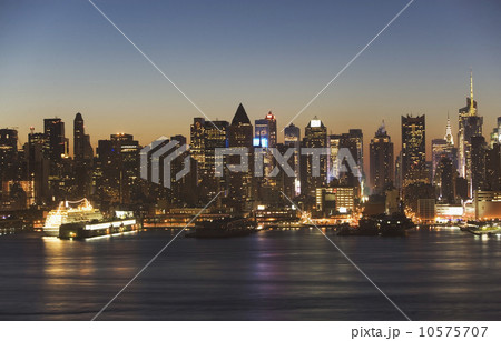 USA, New York City, Manhattan skyline at dusk USA, New York City, Manhattan skyline at dusk 10575707