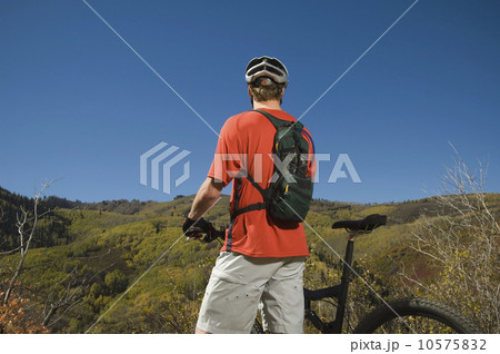 Man with mountain bike, Utah, United States Man with mountain bike, Utah, United States 10575832