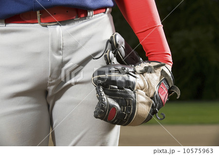 Baseball player holding mitt at side Baseball player holding mitt at side 10575963