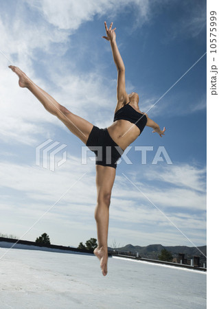 African female ballet dancer jumping African female ballet dancer jumping 10575999