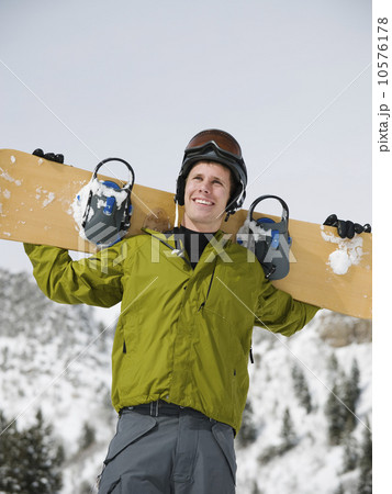 A snowboarder holdiing his snowboard 10576178