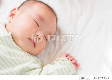 眠る赤ちゃん 眠る赤ちゃん 10576304