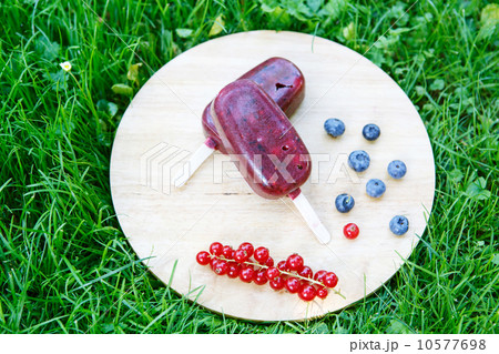Homemade ice cream pops with different berries 10577698