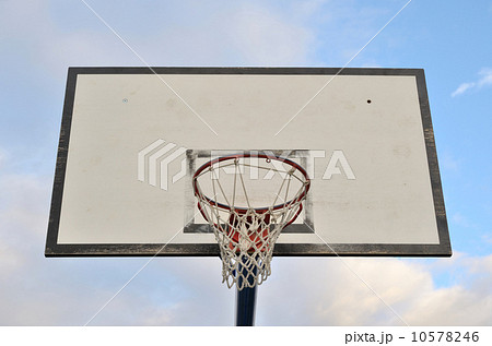 Basketball goal with clear blue sky バスケットボールゴール 青空 Basketball goal with clear blue sky バスケットボールゴール 青空 10578246
