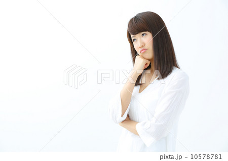 悩む若い女の子 10578781