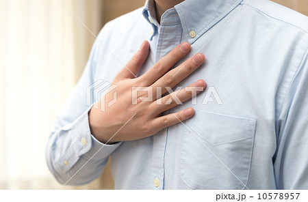 胸に手を当てる男性 胸に手を当てる男性 10578957