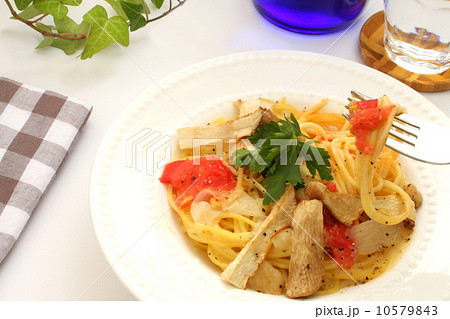 パスタ　スパゲティー　クリームソース　白背景 10579843