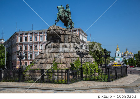 Hetman Bogdan Khmelnitsky statue in Kiev, Ukraine Hetman Bogdan Khmelnitsky statue in Kiev, Ukraine 10580253