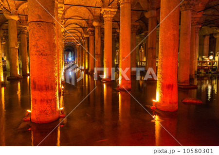 Underground Basilica Cistern (Yerebatan Sarnici) in Istanbul, Tu Underground Basilica Cistern (Yerebatan Sarnici) in Istanbul, Tu 10580301