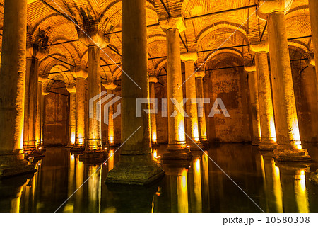 Underground Basilica Cistern (Yerebatan Sarnici) in Istanbul, Tu 10580308