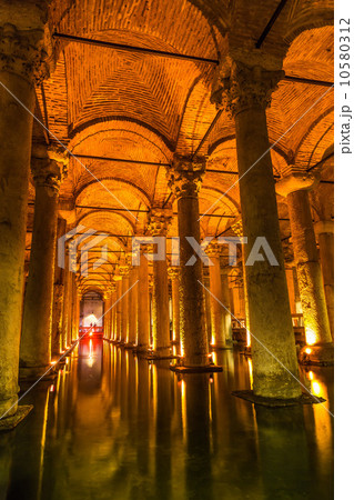 Underground Basilica Cistern (Yerebatan Sarnici) in Istanbul, Tu 10580312