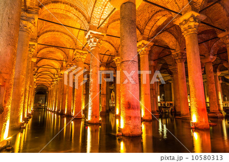 Underground Basilica Cistern (Yerebatan Sarnici) in Istanbul, Tu 10580313