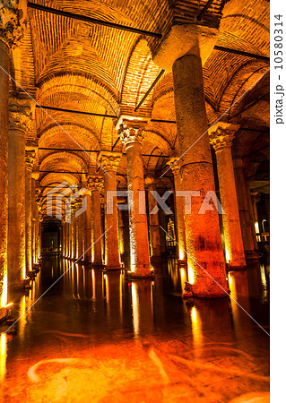 Underground Basilica Cistern (Yerebatan Sarnici) in Istanbul, Tu Underground Basilica Cistern (Yerebatan Sarnici) in Istanbul, Tu 10580314