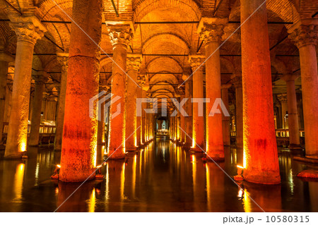Underground Basilica Cistern (Yerebatan Sarnici) in Istanbul, Tu 10580315