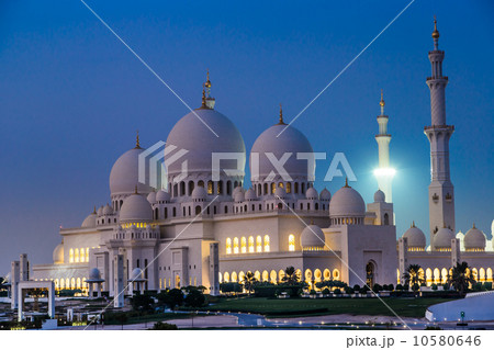 Sheikh Zayed Mosque at night. Abu Dhabi, United Arab Emirates 10580646