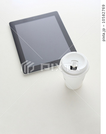 コーヒーとタブレットの画像（休憩イメージ） 10582769