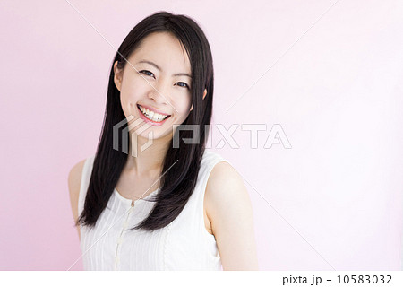 笑顔の女性 10583032