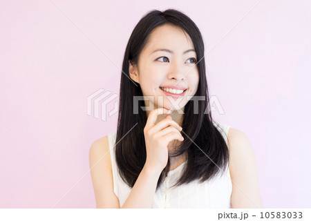 考え事をする女性 10583033