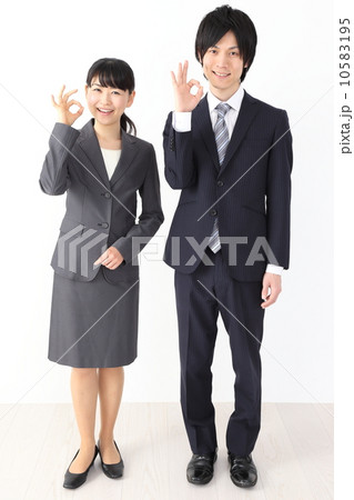 OKサインをするビジネスウーマン・ビジネスマン OKサインをするビジネスウーマン・ビジネスマン 10583195