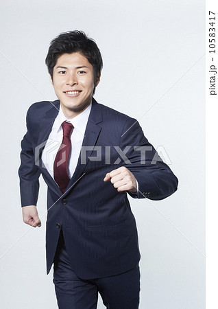 走るスーツの男性の写真素材