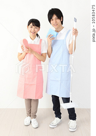 掃除用具を持った男性と女性 掃除用具を持った男性と女性 10583475