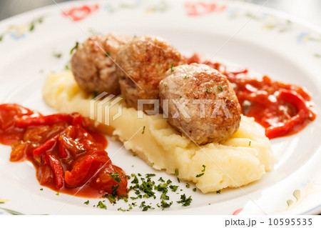 meatballs with mashed potatoes 10595535
