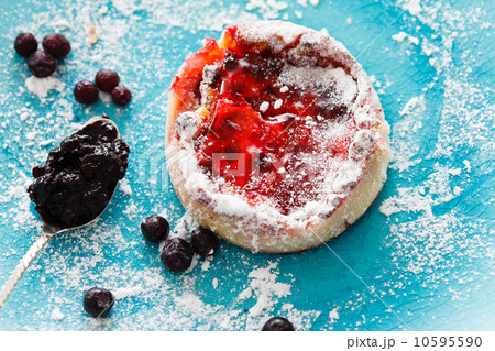 summer berry cake 10595590