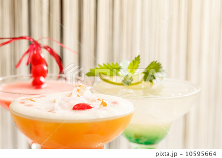 cocktails in the bar cocktails in the bar 10595664
