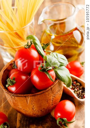 fresh tomatoes 10595772