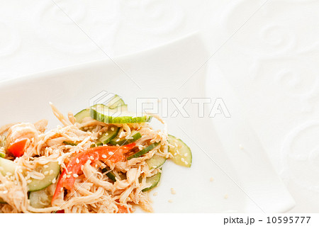 salad with chicken 10595777