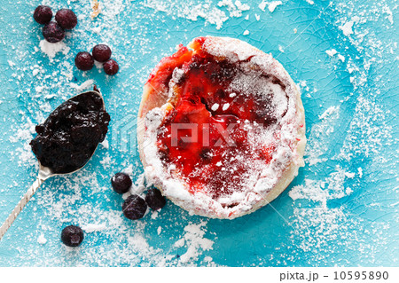 summer berry cake 10595890