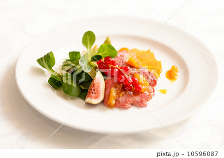 meat with salad 10596087