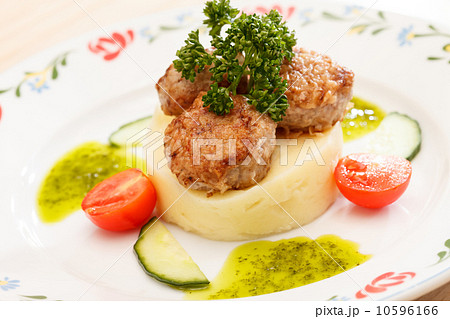 Meat cutlet with mashed potatoes 10596166
