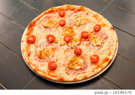 pizza with chicken 10596570