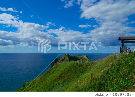 神威岬　女人禁制の門と神威岬灯台 10597383