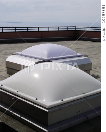 大きな建物には天窓が有効です 大きな建物には天窓が有効です 10597391