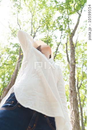 見あげる女性 10599554