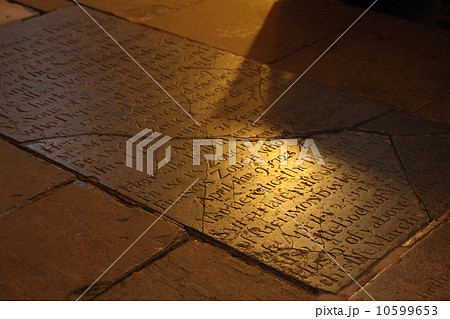 ロンドン　サザーク大聖堂　床文字 10599653