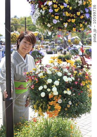 花に囲まれる着物の女性 10599736