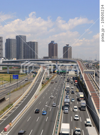首都高速道路と高層マンション群 10600234
