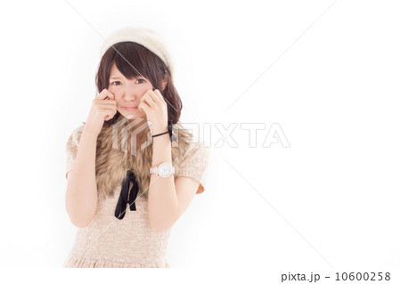 爽やかなニットの夏服を着ていろいろなポーズをする可愛らしい女の子 10600258