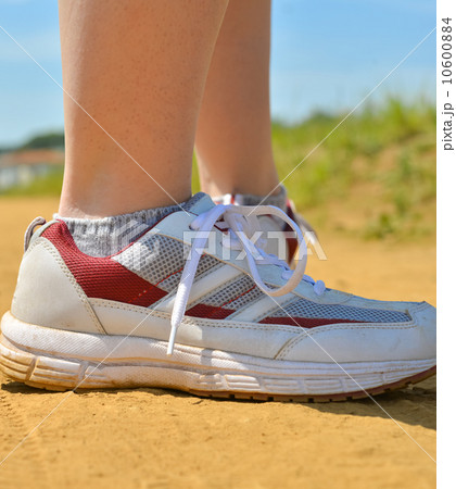 運動靴を履いた女性 10600884