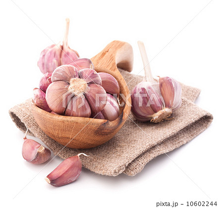 Garlic cloves in wooden bowl isolated on white background 10602244